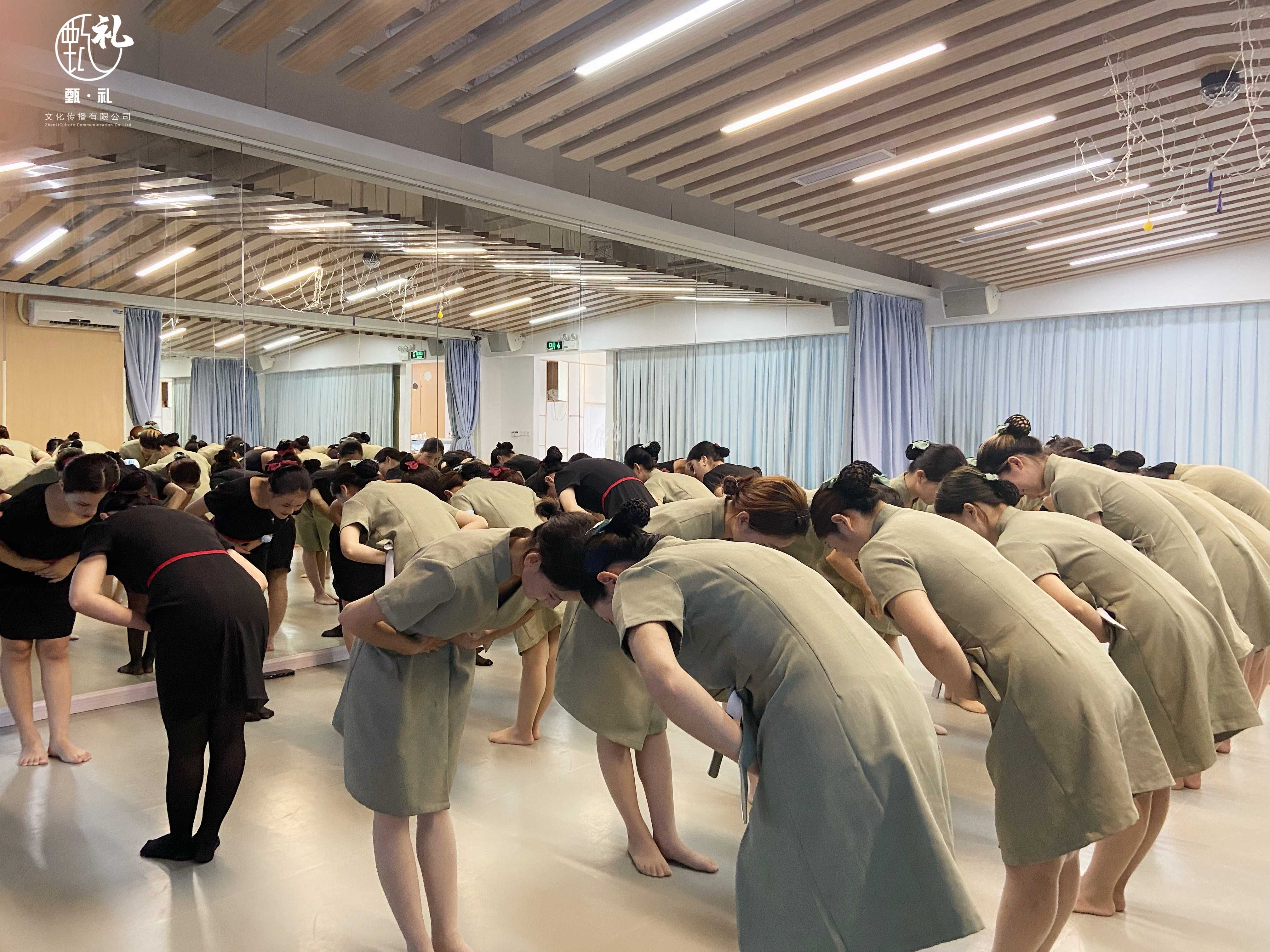 正规深圳企业培训礼仪服务案例|能采纳到办公现场的课程